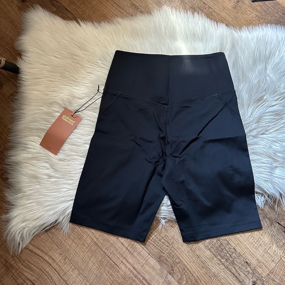 GIRLFRIEND COLLECTIVE High Rise Bike Short In Black - Picture 9 of 9